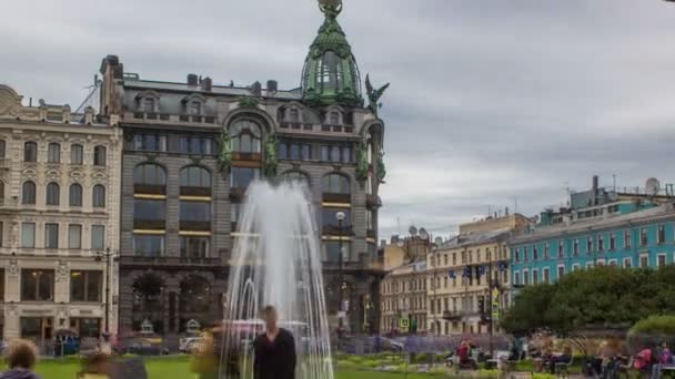 Singer House y fuente frente a ella cerca de la catedral de Kazán timelapse. San Petersburgo, Rusia — Vídeos de Stock