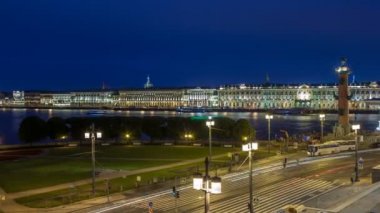 Saray seti ve rostral sütun timelapse Haziran gecesi. St. Petersburg, Rusya Federasyonu