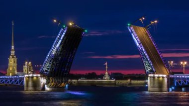 -Peter ve Paul Fortress spire yayılan açık Palace Bridge timelapse görünümünü