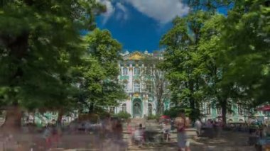 Çeşme önünde Kışlık Sarayın timelapse hyperlapse Batı Cephesi. St.Petersburg, Rusya Federasyonu