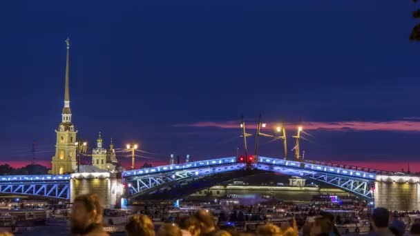 Pohled na otevírací časový interval paláce Bridge, který pokrývá věž Petera a Paula pevnost — Stock video