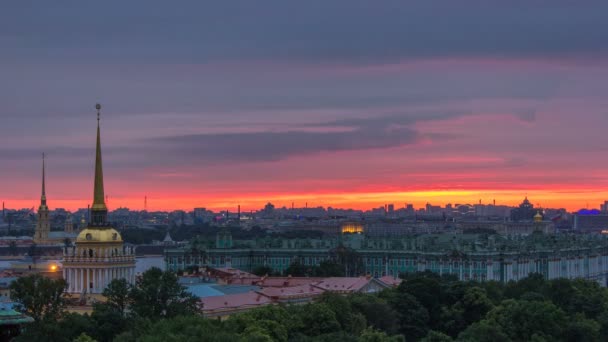 Lever du soleil sur le centre historique de la colonnade de la cathédrale Saint Isaacs timelapse . — Video