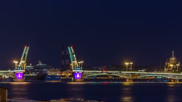 Beyaz geceler sırasında Blagoveshchensky duyuru köprü timelapse St. Petersburg, Rusya — Stok video