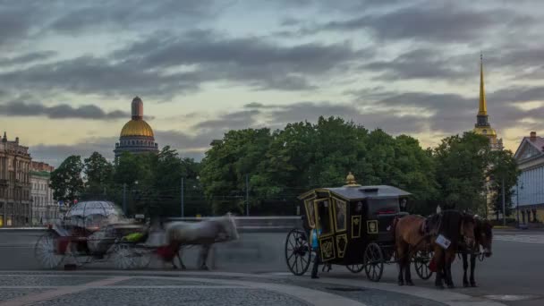 Dos autocares para pasear por el timelapse de la Plaza del Palacio en San Petersburgo — Vídeo de stock