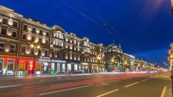 Движение на Невском проспекте Санкт-Петербурга ночью — стоковое видео