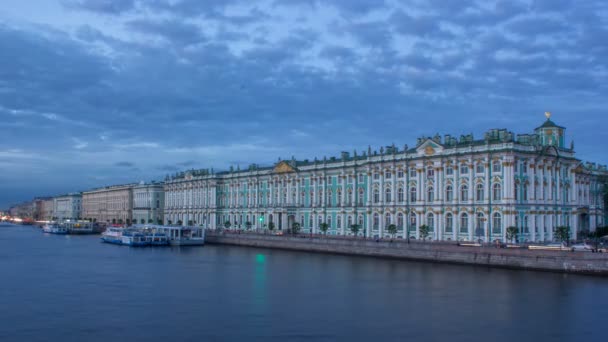 El Palacio de invierno día a noche timelapse y muelle en el terraplén del Palacio en verano en San Petersburgo — Vídeo de stock