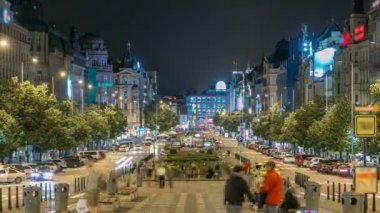 Wenceslas Meydanı gece timelapse, Prag'da'alacakaranlık saat, ana sayfa görünümü.