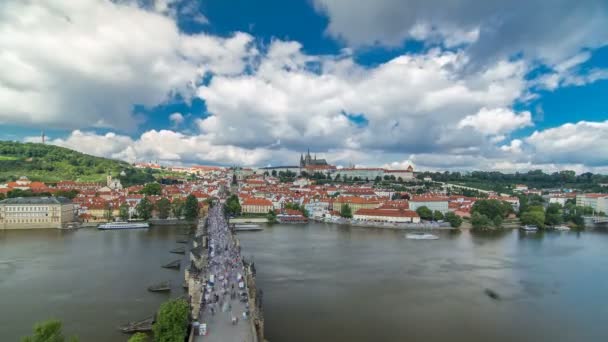 Karlsbrücke und Prager Burg im Zeitraffer, Blick vom Brückenturm, Tschechische Republik — Stockvideo