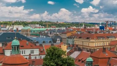 Şehrin Kırmızı çatılar Prag timelapse Old Town Bridge Tower üzerinde yüksek noktadan vuruldu
