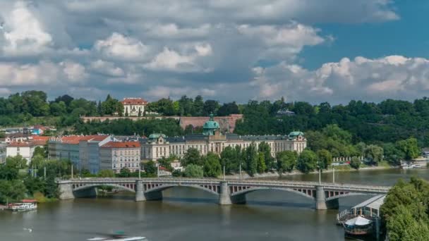 Vista del puente de melenas con un edificio del parlamento checo detrás de él timelapse desde la Torre del Puente de la Ciudad Vieja . — Vídeo de stock