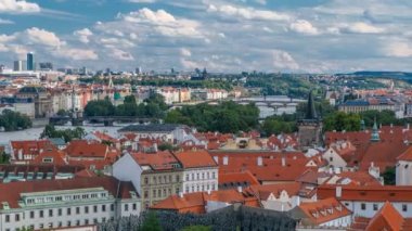 Kırmızı çatılar zaman atlamalı Prag Eski Şehir Panoraması, ünlü köprüler ve Vltava nehri, Çek Cumhuriyeti.