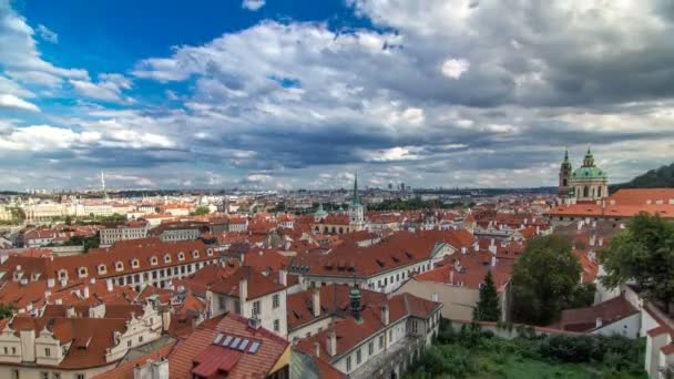 Panorama der Prager Altstadt mit roten Dächern im Zeitraffer, berühmte Karlsbrücke und Moldau, Tschechische Republik. — Stockvideo