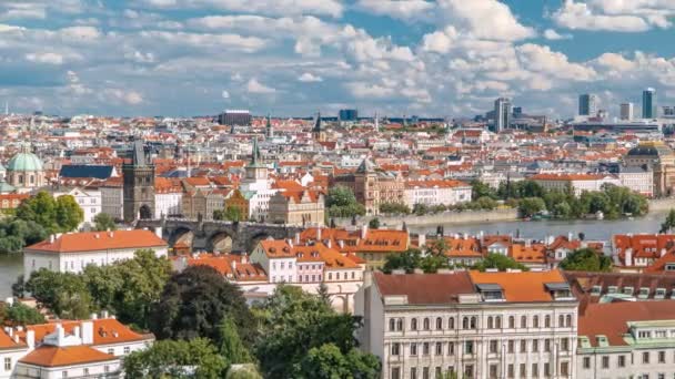 Panorama över Prags gamla stadsdel med röda tak Timelapse, berömda Karlsbron och Vltava floden, Tjeckien. — Stockvideo