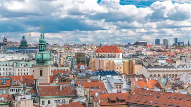 捷克布拉格的老城区建筑与赤陶屋顶的风景夏日空中延时视图 — 图库视频影像