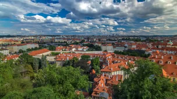 Panorama pražského Starého města s červenými střechami v časové oblasti, slavný Karlův most a řeka Vltavy, Česká republika.