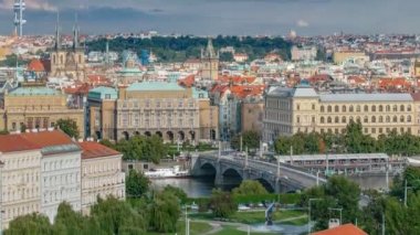 Güzel görünüm üzerinde Prag Çek Cumhuriyeti için timelapse ile akan Nehri Vltava ve ile Zizkov Televizyon Kulesi içinde arka plan