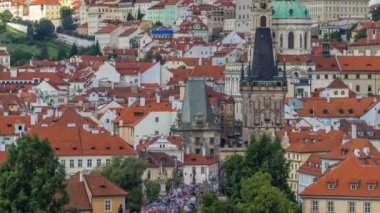 Charles Köprüsü Karluv En ve Küçük Şehir Kulesi timelapse, arka planda St Nicholas kilise ve kale