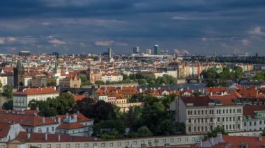 Kırmızı çatılı Prag Eski Şehir Panoraması, ünlü Charles köprüsü ve Vltava nehri, Çek Cumhuriyeti.