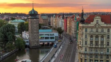 Sitkovska su kulesi timelapse yaklaşık 1588 ve gün batımı nda Prag eski şehir merkezinde yolda trafik.