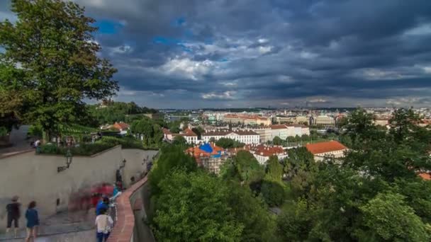 Turisté na schodech vedou na prahu Pražského hradu. Okres menší město malá strana. Praha, ÄŚeskĂ  republika.