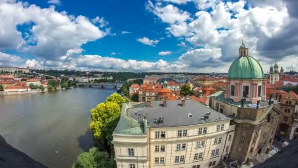 Θέα της γέφυρας των μανών με ένα κτίριο του Τσεχικού Κοινοβουλίου πίσω από αυτό που είχε περάσει από τον πύργο της παλιάς πόλης της γέφυρας. — Αρχείο Βίντεο