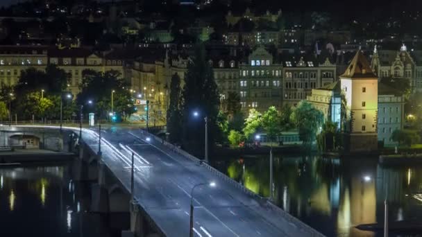 Prag, Çek Cumhuriyeti'nde Vltava nehri üzerindeki Jirasek Köprüsü gece saatlerinde — Stok video