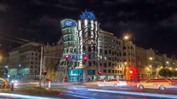 Metropolen Praag bij nacht timelapse hyperlapse in de schemering, moderne architectuur, Dancing house, Tsjechië. — Stockvideo