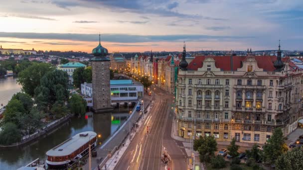 Sitkovská vodní věž s časurovat kolem 1588 a doprava ve starém městském centru Prahy na noc. — Stock video