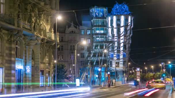 Metropolises Praag 's nachts timelapse in de schemering, moderne architectuur, Dancing House, Tsjechische Republiek. — Stockvideo