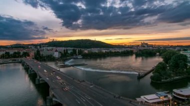 Güzel renkli gökyüzü, Çek Cumhuriyeti ile gece gündüz Baykuşlar Mills ile Prag Hill Petrin timelapse Görünümü