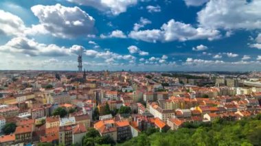 Ufukta ünlü Zizkov Tv kulesi ile güneşli bir günde Prag manzara Vitkov Anıtı'nın tepesinden Timelapse görünümü