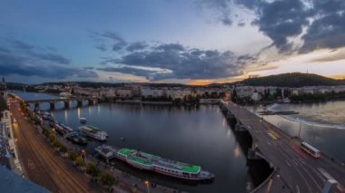 Güzel renkli gökyüzü, Çek Cumhuriyeti ile Ltava nehri ve Prag Hill Petrin timelapse gece gündüz Görünümü