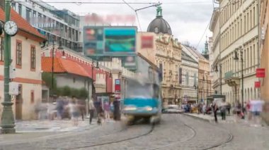 Prag'ın sembolü olan tramvay - Prag Namesti Republiky istasyonu timelapse tarafından Old Town Stare Mesto sokak araba dönüm. Prag, Çek Cumhuriyeti