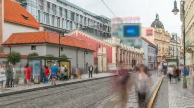Prag'ın sembolü olan tramvay - Prag Namesti Republiky istasyonu timelapse tarafından Old Town Stare Mesto sokak araba dönüm. Prag, Çek Cumhuriyeti