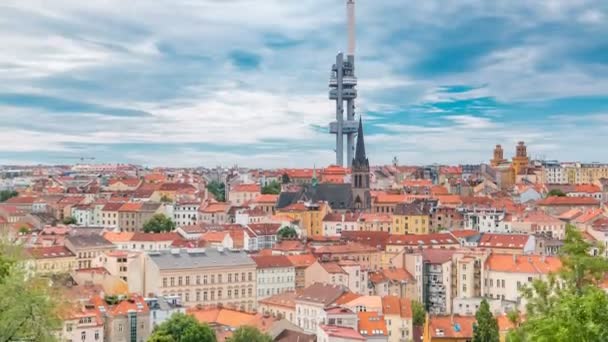 地平線上の有名なジズコフテレビ塔と晴れた日にプラハの風景上のヴィトコフ記念碑の頂上からのタイムラプスビュー — ストック動画
