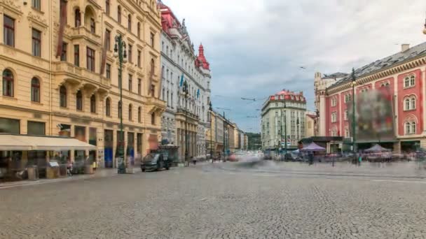 Prag'ın sembolü olan tramvay - Prag Namesti Republiky istasyonu timelapse tarafından Old Town Stare Mesto sokak araba dönüm. Prag, Çek Cumhuriyeti — Stok video