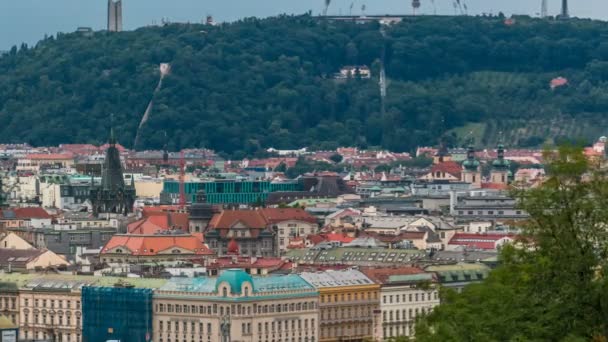 Θέα από την κορυφή του μνημείου Vitkov, στο τοπίο της Πράγας και στο πάρκο μνημείων Vitkov σε μια ηλιόλουστη μέρα — Αρχείο Βίντεο