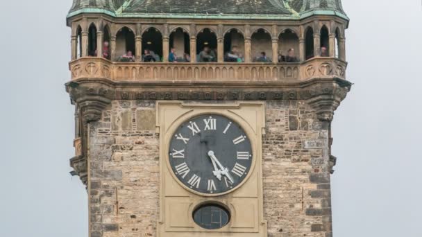 Gamla rådhuset tornet i Prag timelapse med astronomiska uret Orloj närbild, Tjeckien. — Stockvideo