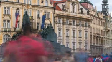 Prag' daki Eski şehir meydanında Ladislav Saloun tarafından tasarlanan Jan Hus Memorial timelapse, Çek Cumhuriyeti.