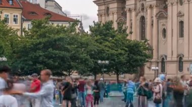 Prag, Çek Cumhuriyeti'nde ağaçların zaman aşımına ardındaki Aziz Nikolaos Kilisesi