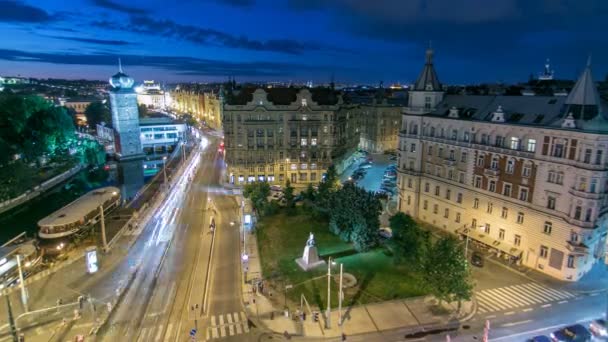 Sitkovska torre de agua de noche timelapse alrededor de 1588 y el tráfico en la carretera en el centro de la ciudad vieja de Praga . — Vídeos de Stock