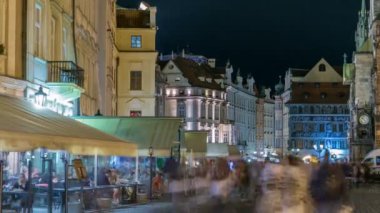 Prag'daki Old Town Meydanı'nın gece manzarası. Çek Cumhuriyeti