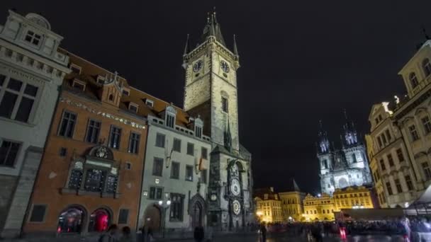 Bizim Lady Tyn Eski Belediye Binası timelapse hyperlapse, Şehir Meydanı ve peri masalı Kilisesi gece aydınlatmaları — Stok video