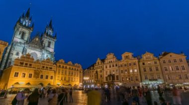 Prag'daki büyülü Eski Şehir Meydanı zaman atlamalı gece aydınlatmaları