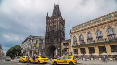 Prag Cumhuriyet Meydanı'nda Toz Kulesi timelapse hyperlapse ve Belediye Binası görünümü.
