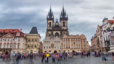 Prag timelapse hyperlapse Eski şehir meydanı, Meryem Tyn Katedrali ve Jan Hus anıtı.