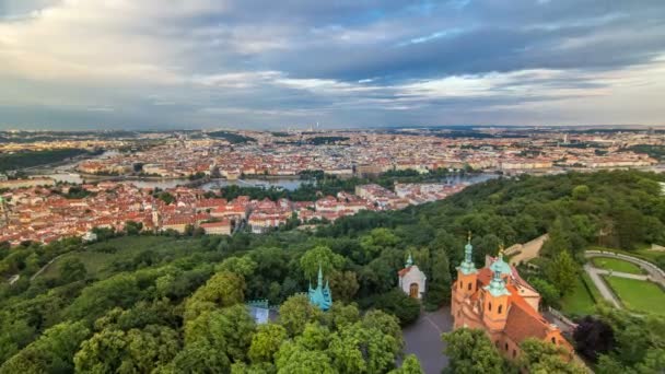 Çek Cumhuriyeti 'ndeki Petrin Gözlem Kulesi' nden Prag şehrine harika bir zaman çizelgesi — Stok video