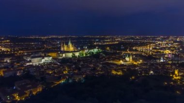 Çek Cumhuriyeti 'ndeki Petrin Gözlem Kulesi' nden Prag şehrine harika bir gece manzarası