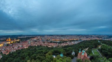 Çek Cumhuriyeti 'ndeki Petrin Gözlem Kulesi' nden Prag şehrine bakınız.