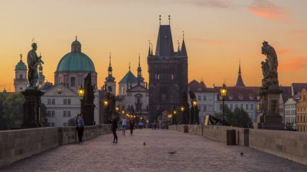 Karelsbrug in Praag voor de Sunrise Night to Day timelapse, Bohemen, Tsjechië. — Stockvideo